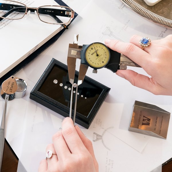 Guthrie's team measuring a round brilliant diamond